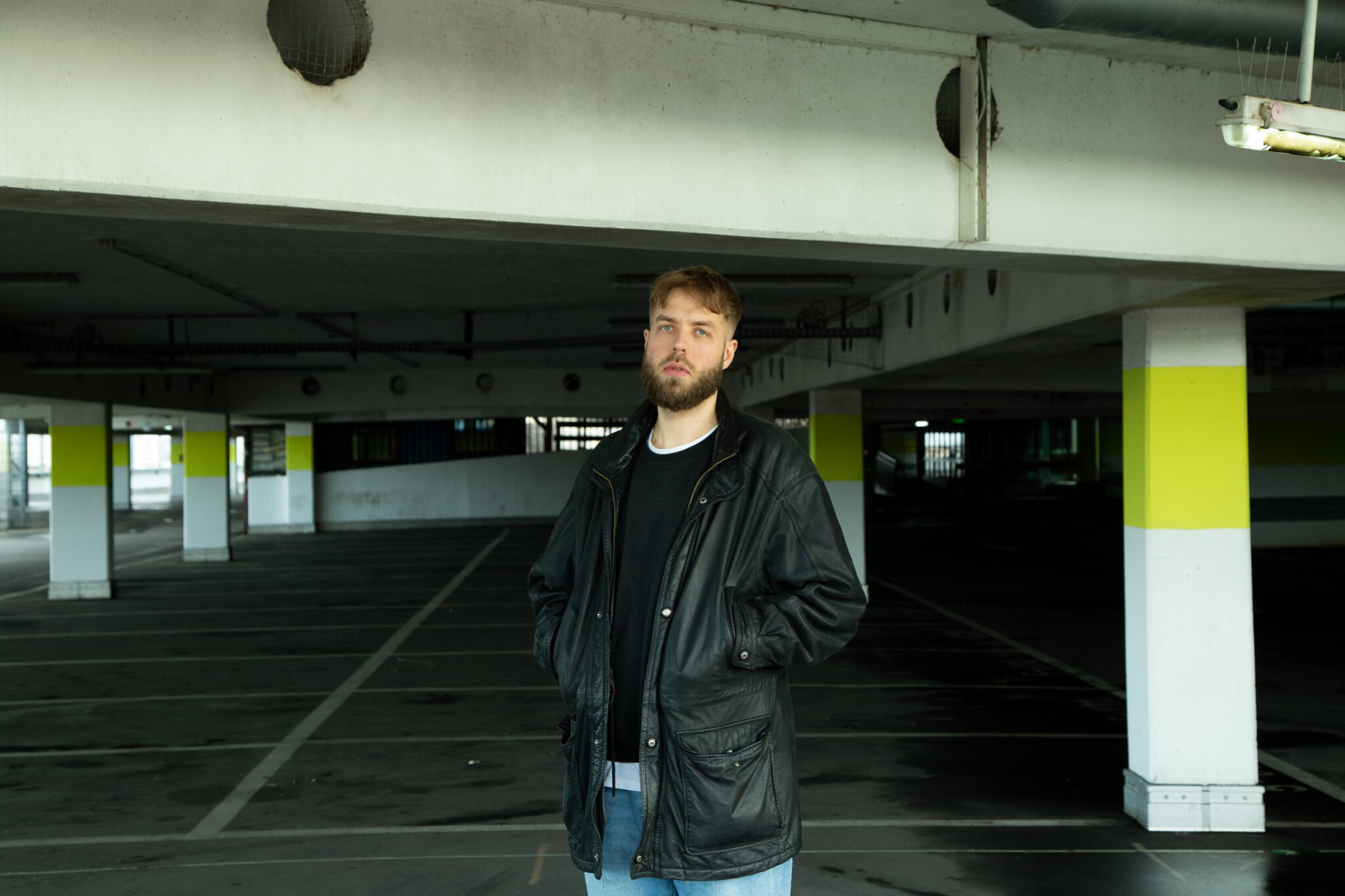 Portraitfoto Sven Pfizenmaier, der mit „Schwätzer“ seinen zweiten Roman veröffentlicht.