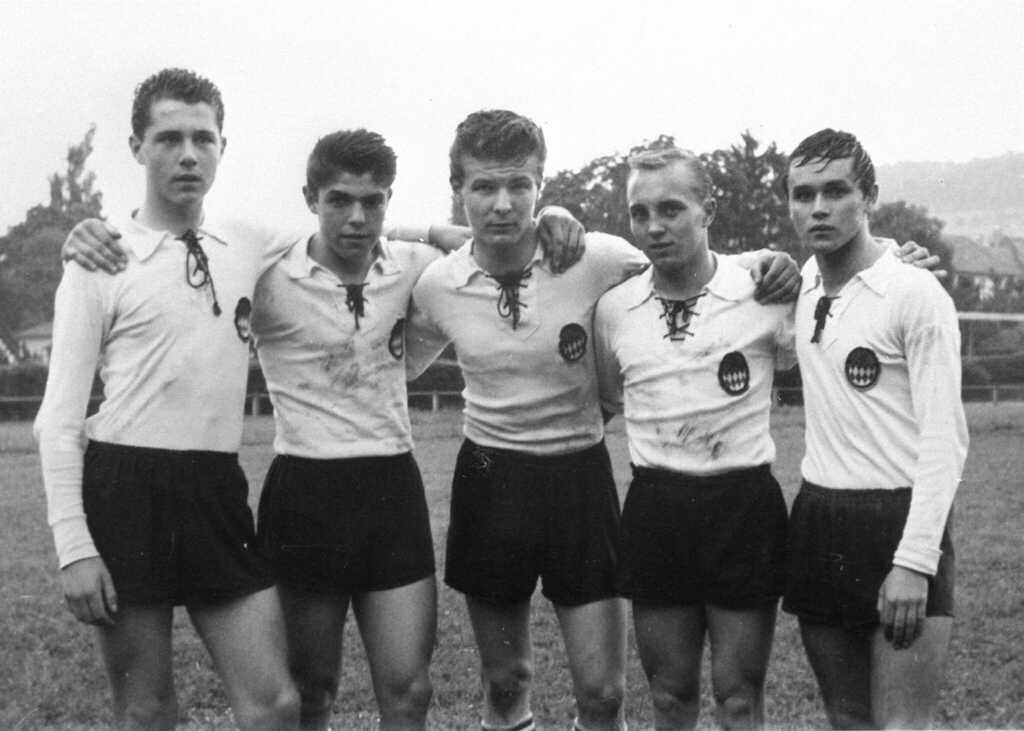 Franz Beckenbauer (links) in sehr jungen Jahren in der Jugendmannschaft.