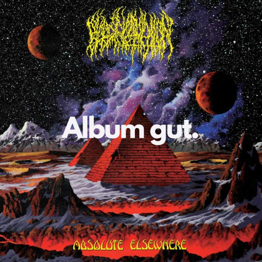 Das Cover des dritten Blood Incantation Albums „Absolute Elsewhere“. Zu sehen ist eine außerirdische Landschaft mit mehreren Monden, Pyramiden und dunkel lodernden Flammen. Darüber steht die von uns hinzugefügte Überschrift „Album gut.“