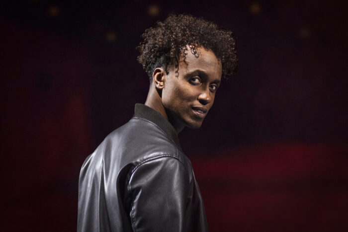 Benét Monteiro spielt die Titelrolle des Michael Jackson in „MJ – Das Michael Jackson Musical“. Das Musical feiert am 1. Dezember 2024 in Hamburg Deutschlandpremiere.