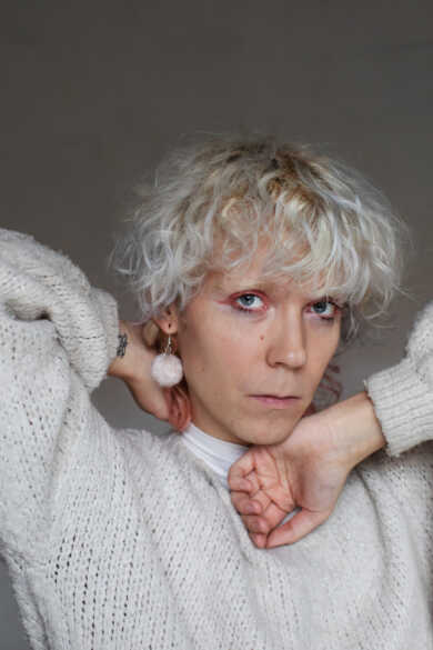 Portraitfoto Mae Schwinghammer, die mit „Alles dazwischen, darüber hinaus“ einen autofiktionalen Debütroman veröffentlicht.
