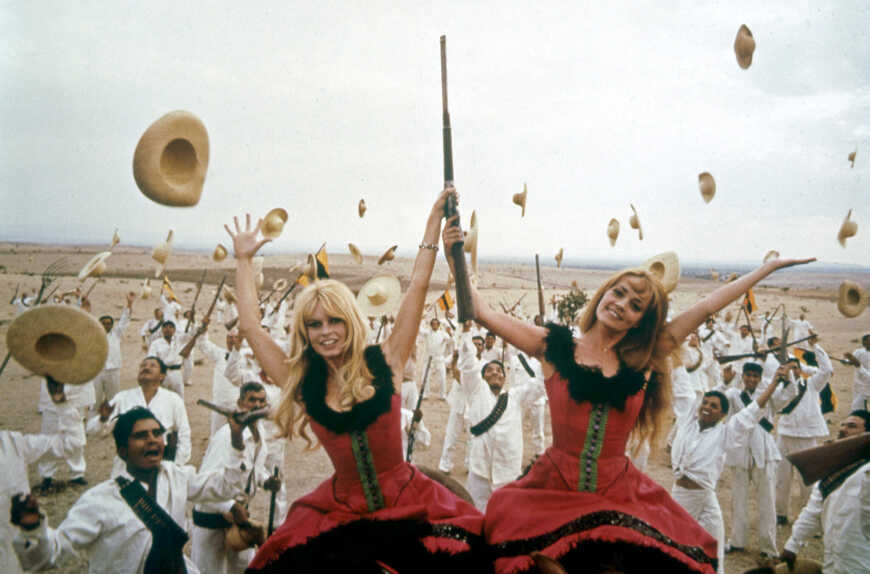 Szenenfoto aus „Viva Maria!“ mt Brigitte Bardot und Jeanne Moreau.