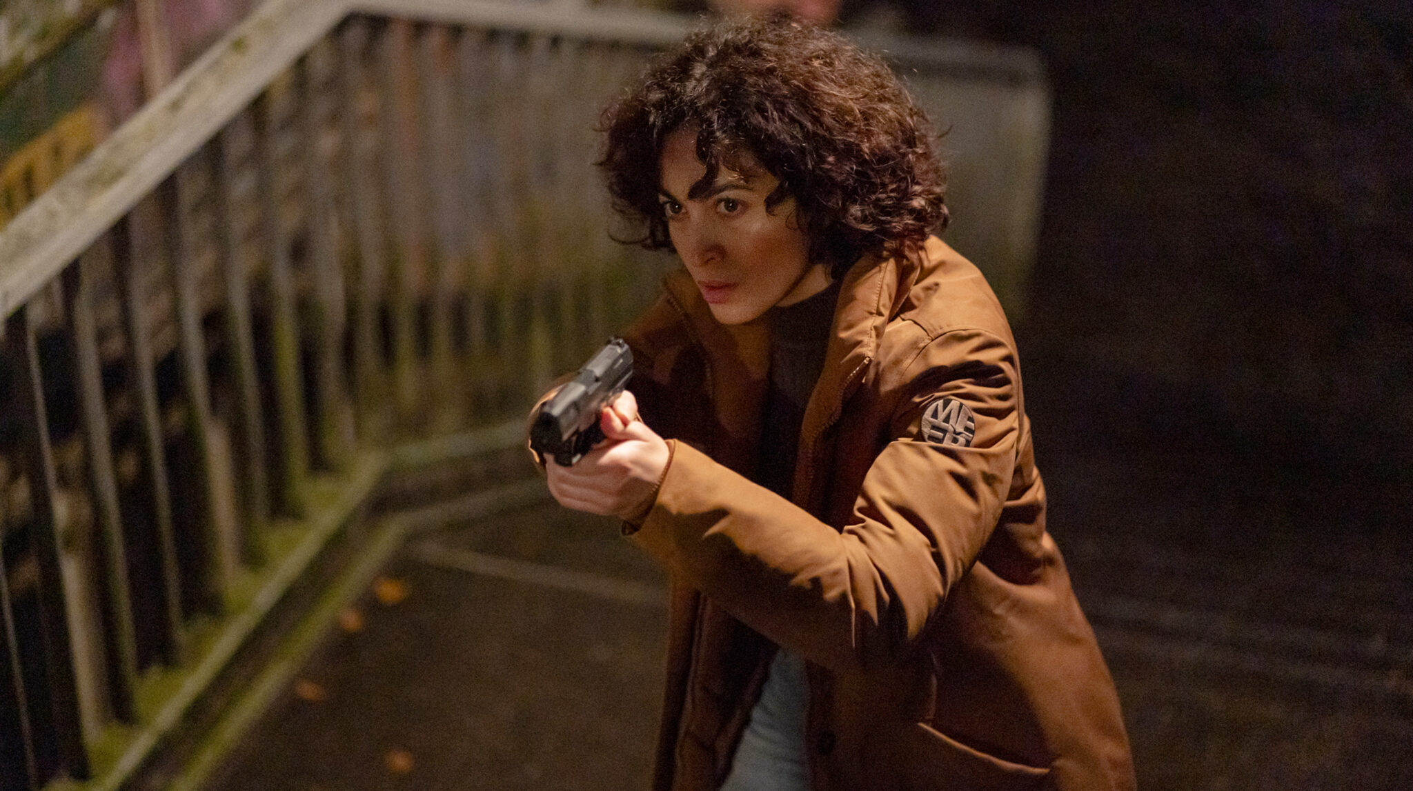 Maja Kaminski (Sabrina Amal) muss in „Finsteres Herz – Die Toten von Marnow 2“ ermitteln, wer der Maulwurf war, der alles verraten hat. Die zweite Staffel der Serie läuft jetzt im Ersten und in der ARD-Mediathek.