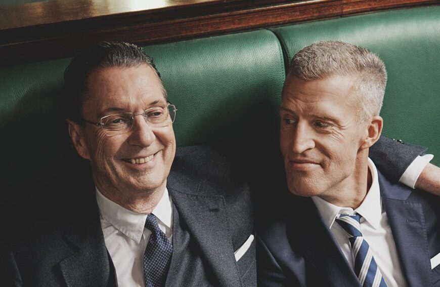 Portraitfoto Martin Suter und Benjamin von Stuckrad-Barre, die mit „Kein Grund, gleich so rumzuschreien“ einen zweiten Gesprächsband veröffentlichen.