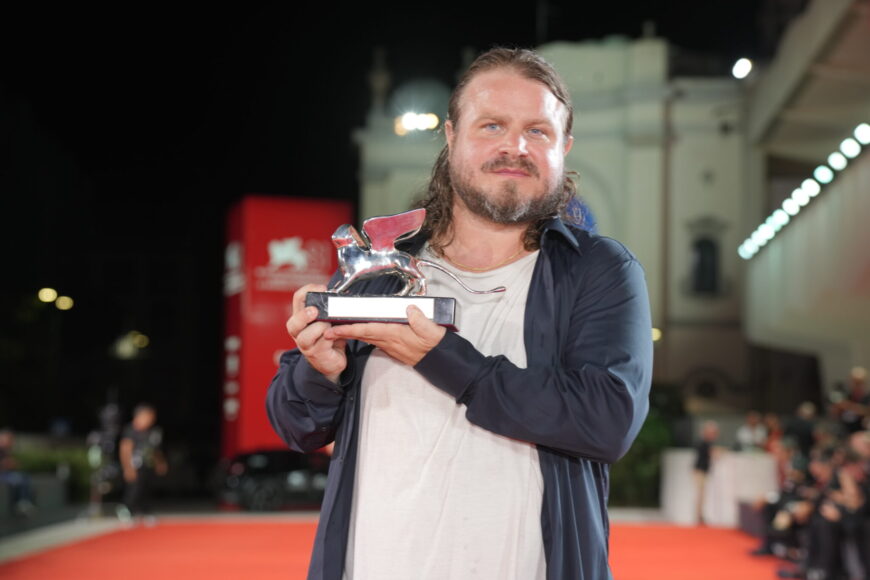 Brady Corbet bekam bei der Biennale von Venedig für „Der Brutalist“ den Silbernen Löwen für die Beste Regie. Der Film kommt jetzt bei uns in die Kinos.