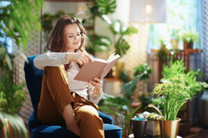 frau mit buch