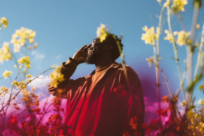 Der ghanaische Afrobeat-Künstler M3NSA ist mit neuer Single „TOYL“ zurück