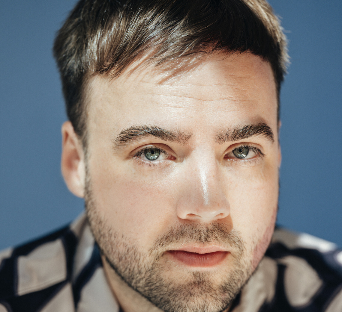 Portraitfoto Kurt Prödel, der mit „Klapper“ seinen Debütroman veröffentlicht.