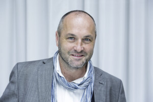 Portraitfoto Colum McCann, der mit seinem neuen Roman „Twist“ auf Lesereise geht