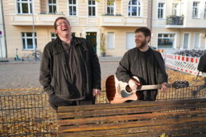 Das Comedy-Duo Two Jews geht mit seinem neuen Programm „Just saying“ auf Tournee.