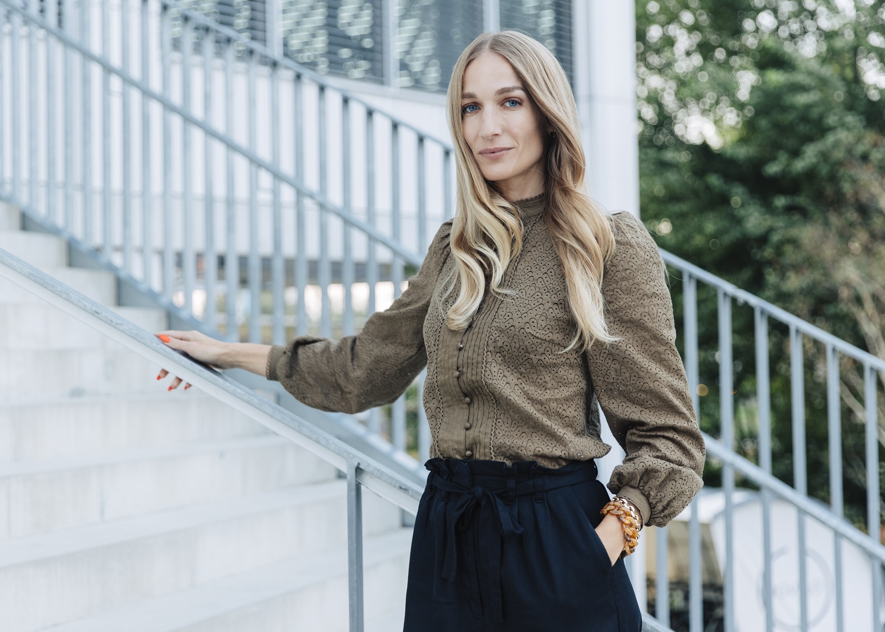 Portraitfoto Sara Gmuer, die den Roman „Achtzehnter Stock“ veröffentlicht