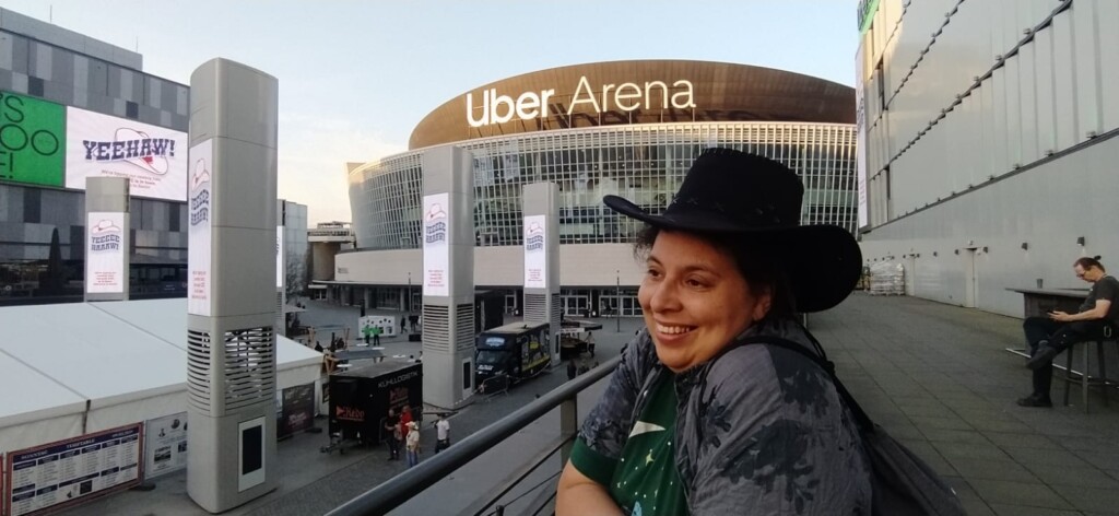 Samira vor der Uber Arena am Freitag des C2C Festivals in Berlin 2025.