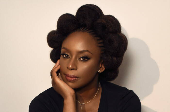 Portraitfoto Chimamanda Ngozi Adichie, die zwölf Jahre nach ihrem großen Erfolg „Americanah“ den neuen Roman „Dream Count“ veröffentlicht