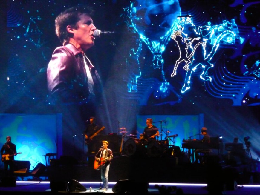 James Blunt auf der Bühne in der Uber Arena in Berlin.