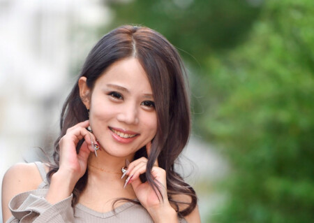 Portraitfoto Suzumi Suzuki, die ihren Debütroman „Die Gabe“ veröffentlicht hat.