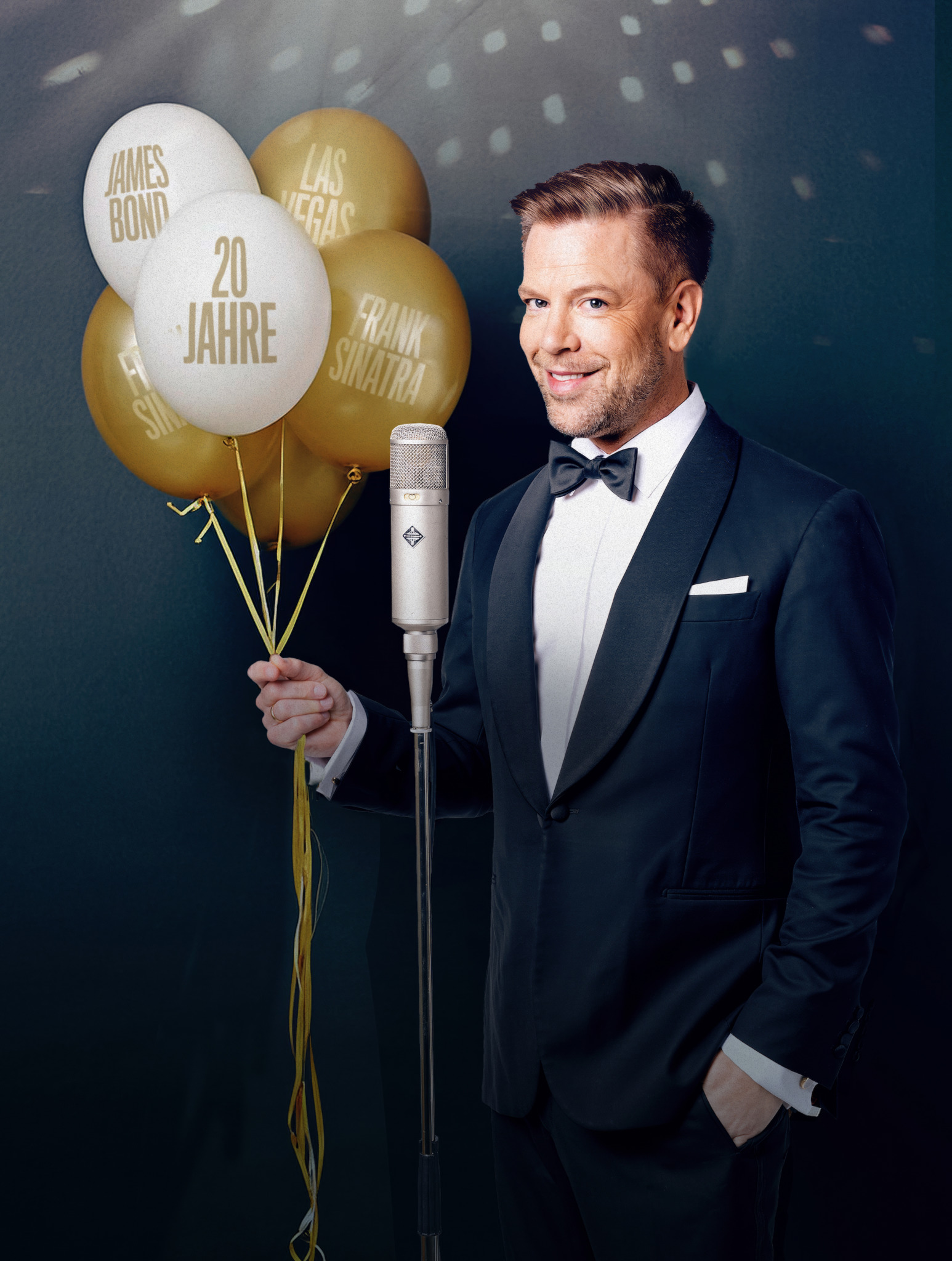 Swing-Sänger Tom Gaebel feiert gemeinsam mit seinem Orchester Jubiläum.