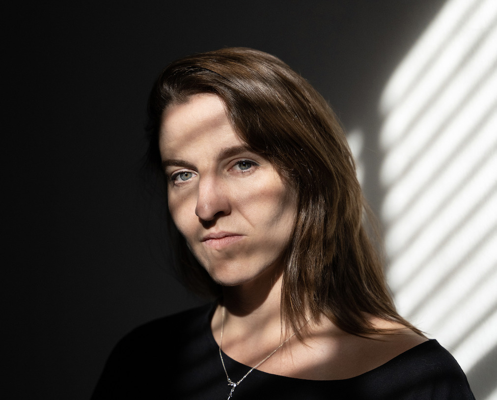 Portraitfoto Helene Hegemann, die mit ihrem neuen Roman „Striker“ auf Lesereise geht