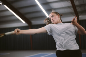 Als durchsickert, dass ein Trainer des Tennisklubs ein Mädchen missbraucht hat, wird auch die Tennisspielerin Julie gefragt, ob sie Opfer von Missbrauch war. Der Film „Julie bleibt still“ mit der Tennisspielerin Tessa Van den Broeck in der Hauptrolle kommt jetzt in die Kinos.