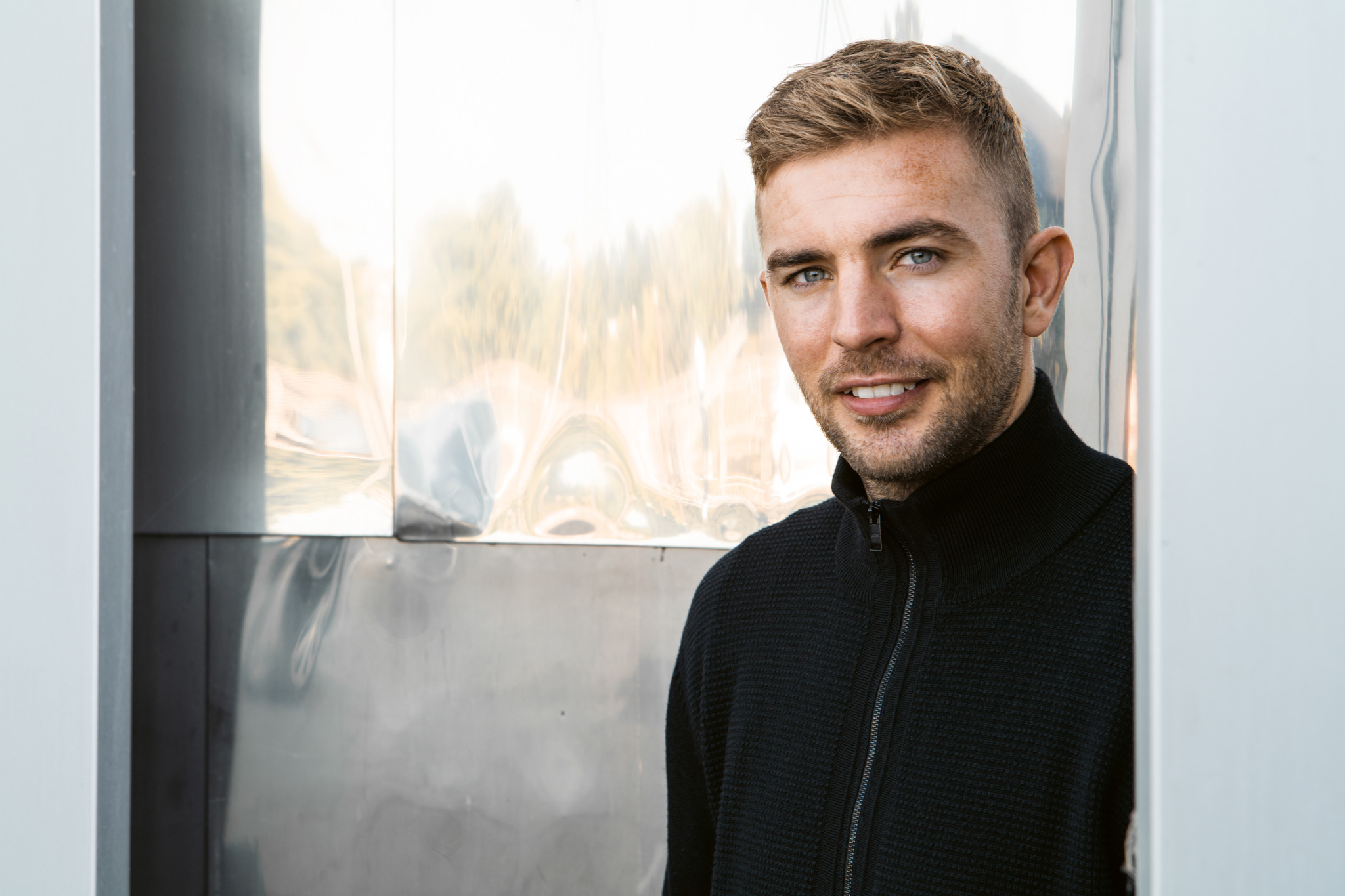Portraitfoto Christoph Kramer, der mit seinem Debütroman auf Lesereise geht