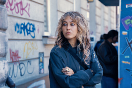 Was, wenn das Leben in Paralleluniversen ganz anders verläuft? Die Heldin in der Serie „Parallel Me“ eilt im Stechschritt duch ihre alternativen Leben. Ab sofort bei Paramount+