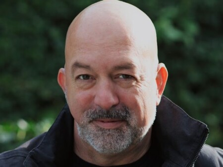 Portraitfoto Gil Ribeiro, der mit „Lautlose Feinde“ den siebten Band seiner „Lost in Fuseta“-Reihe veröffentlicht
