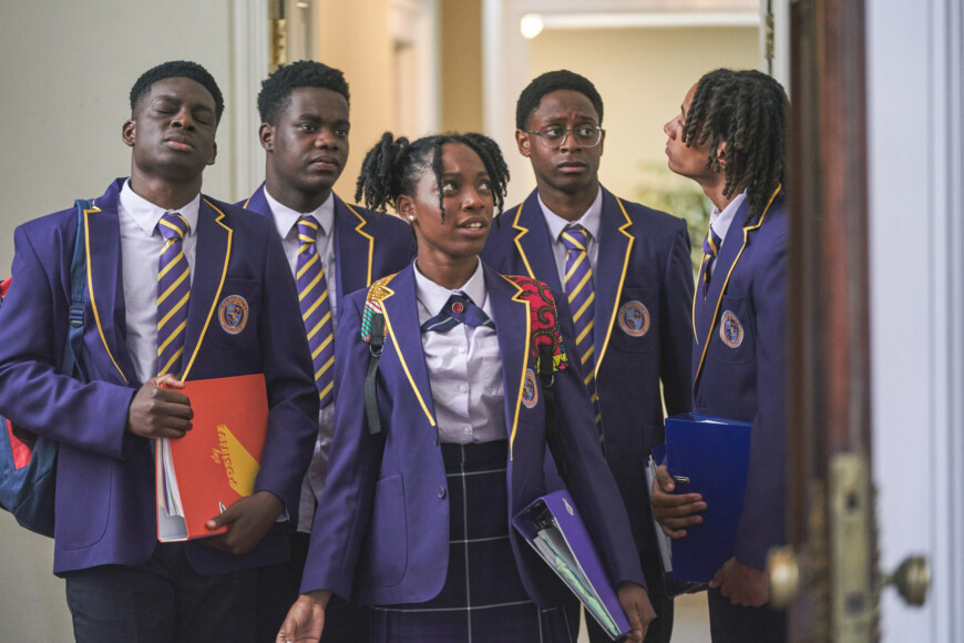 Die Serie „Boarders ‒ Welcome to St. Gilbert's“ kann in der ZDF-Mediathek gestreamt werden und läuft bei ZDFneo.