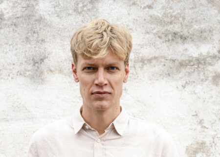 Portraitfoto Christian Mitzenmacher, der mit seinem Debütroman „Knallkrebse“ auf Lesereise geht