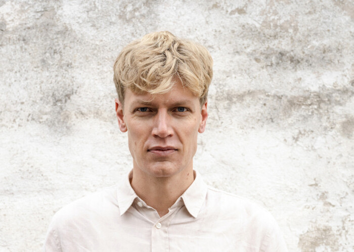 Portraitfoto Christian Mitzenmacher, der mit seinem Debütroman „Knallkrebse“ auf Lesereise geht