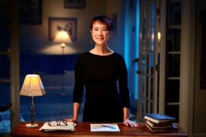 Portraitfoto Tess Gerritsen, die im Juni 2025 mit dem Thriller „Die Sommergäste“ in Deutschland auf Lesereise geht