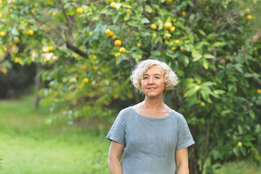 Portraitfoto Anna Nicholas, die mit „Das Teufelshorn“ eine Krimireihe startet, die auf Mallorca spielt