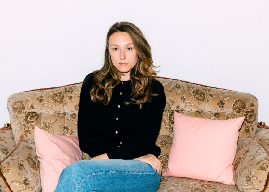 Portraitfoto Ricarda Messner, die mit „Wo der Name wohnt“ ihren Debütroman veröffentlicht