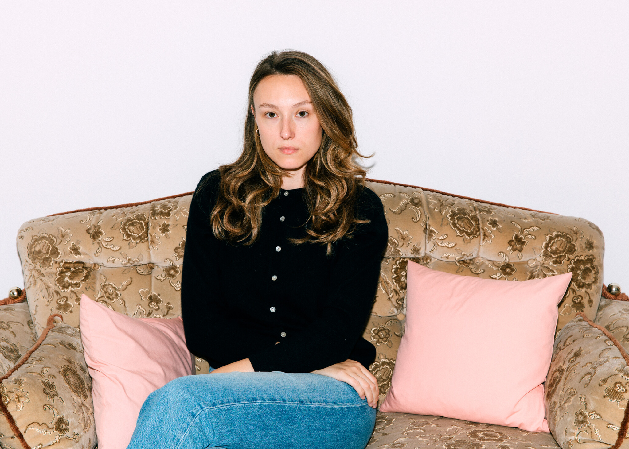 Portraitfoto Ricarda Messner, die mit „Wo der Name wohnt“ ihren Debütroman veröffentlicht