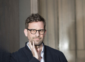 Portraitfoto Nicolas Mathieu, der seinen neuen Roman „Jede Sekunde“ veröffentlicht hat.