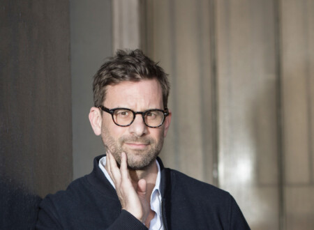Portraitfoto Nicolas Mathieu, der seinen neuen Roman „Jede Sekunde“ veröffentlicht hat.