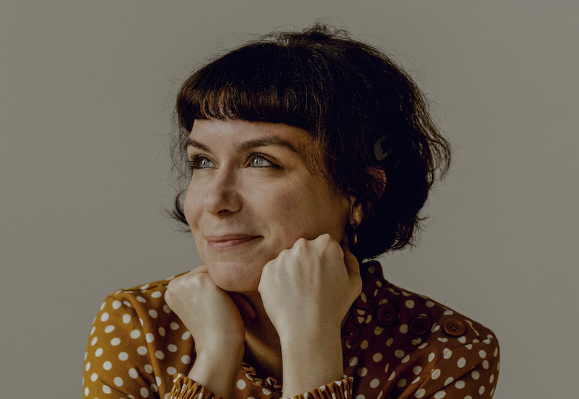 Portraitfoto Sarah Lorenz, die mit „Mit dir, da möchte ich im Himmel Kaffee trinken“ ihren Debütroman veröffentlicht