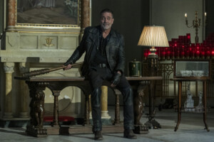 Er hatte seinem Baseballschläger abgeschworen, doch Negan greift wieder zu Lucille. Staffel 2 der Zombieserie „The Walking Dead: Dead City“ startet auf MagentaTV.