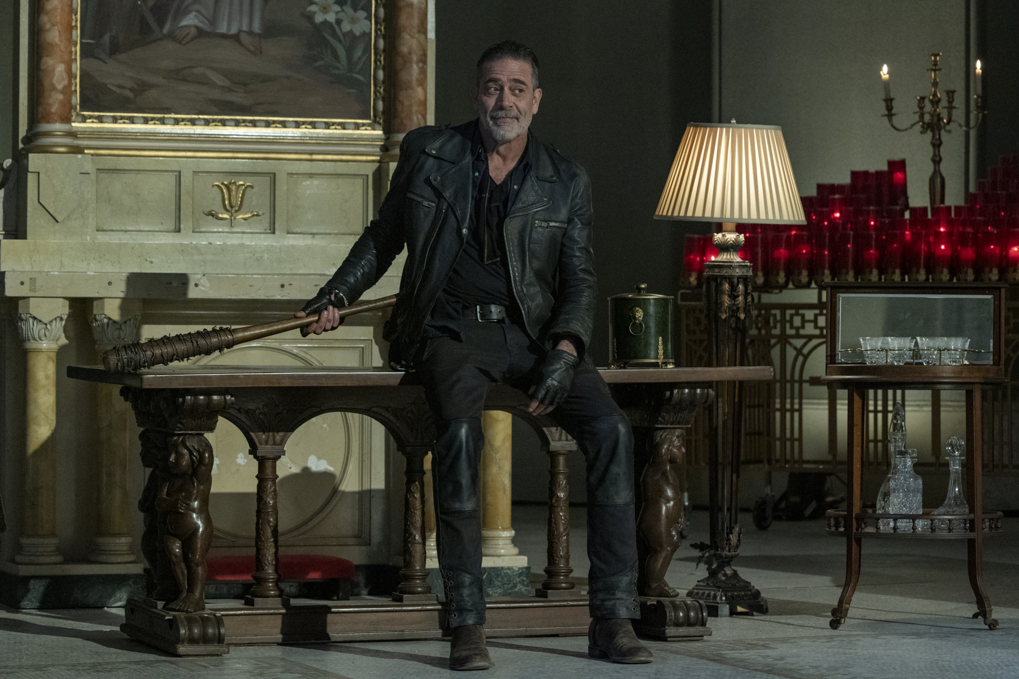 Er hatte seinem Baseballschläger abgeschworen, doch Negan greift wieder zu Lucille. Staffel 2 der Zombieserie „The Walking Dead: Dead City“ startet auf MagentaTV.