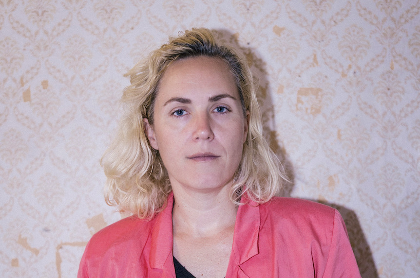 Portraitfoto Barbi Marković, die die Textsammlung „Stehlen, Schimpfen, Spielen“ veröffentlicht