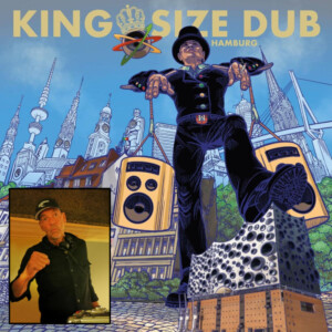 Auf dem Artwork zum „King Size Dub – Hamburg“-Sampler stellt der Hummel-Mann sein Fuß auf die Elbphilharmonie. Ein Zufall?