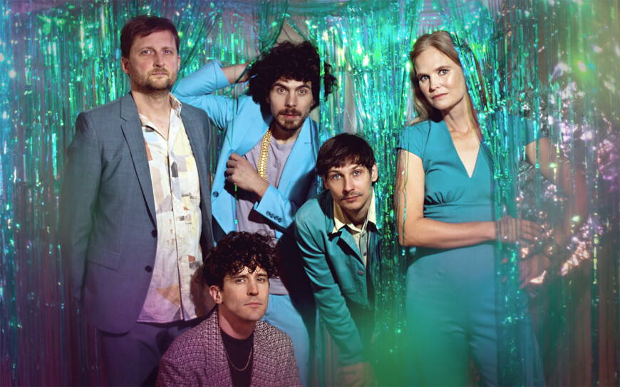Gruppenfoto der fünfköpfigen Band Dota, deren neues Album kulturnews verlost