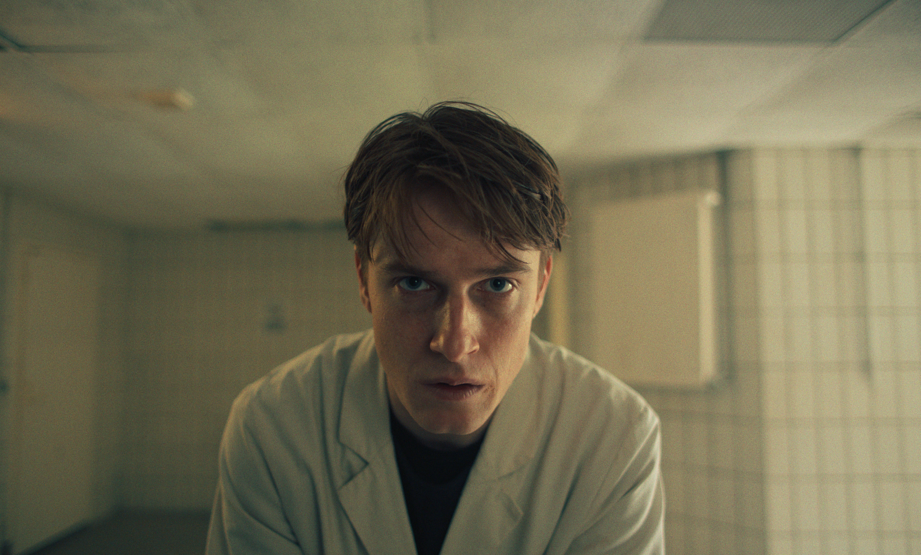 Der Thriller „Frisch“ von Damian John Harper mit Louis Hofmann und Franz Pätzold in den Hauptrollen kommt jetzt in die Kinos.