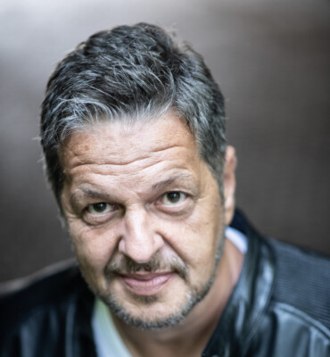 Portraitfoto Linus Gerschke, der mit „Der Trailer“ eine neue Thriller-Reihe startet und auf Lesereise geht