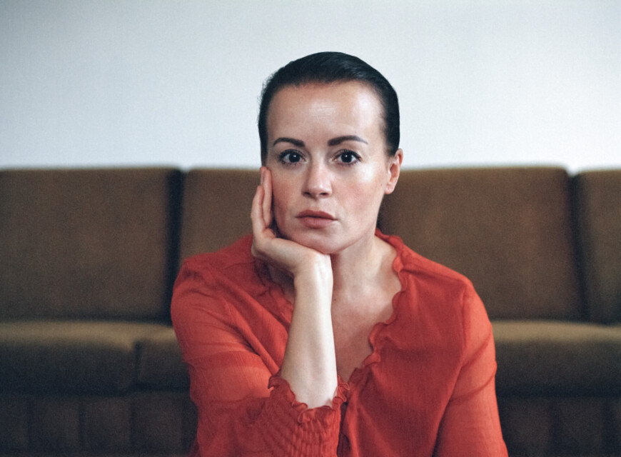 Portraitfoto Rabea Edel, die den Roman „Portrait meiner Mutter mit Geistern“ veröffentlicht