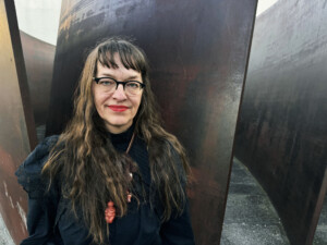 Portraitfoto Ulli Lust, die für „Die Frau als Mensch: Am Anfang der Geschichte“ mit dem Deutschen Sachbuchpreis 2025 ausgezeichnet wird.