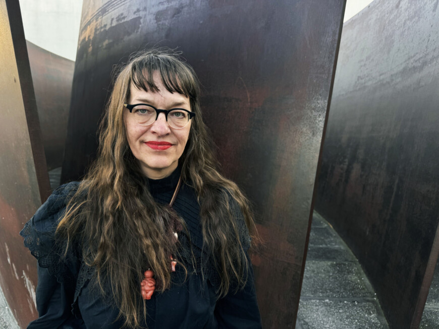 Portraitfoto Ulli Lust, die für „Die Frau als Mensch: Am Anfang der Geschichte“ mit dem Deutschen Sachbuchpreis 2025 ausgezeichnet wird.