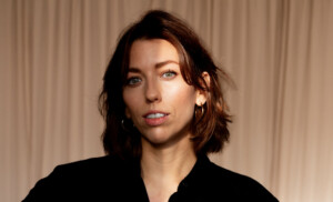 Portraitfoto Anne Sauer, die für den Debütpreis beim Harbour Front Literaturfestival nominiert ist