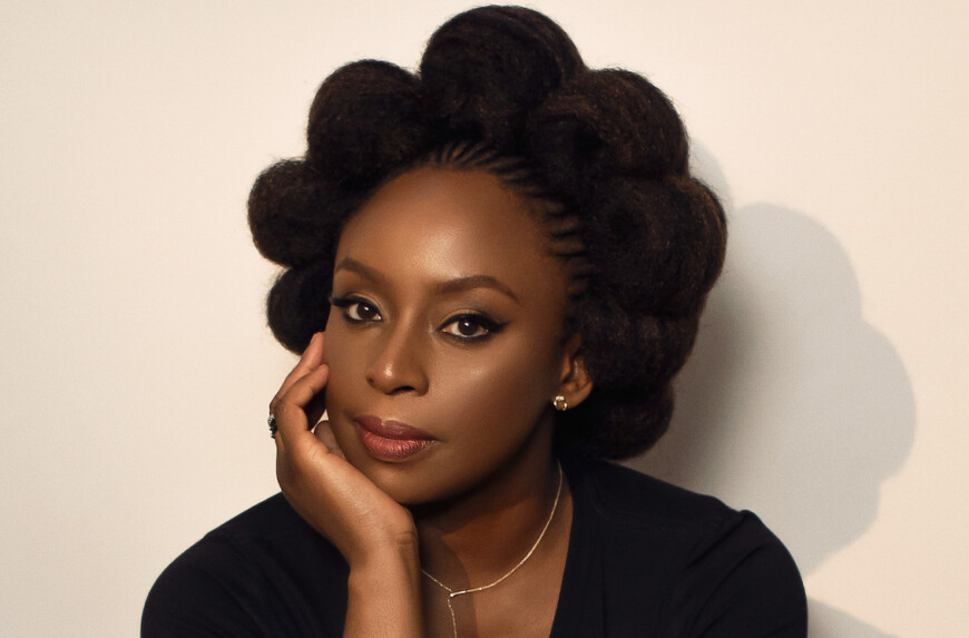 Portraitfoto Chimamanda Negozi Adichie, die beim Harbour Front Literaturfestival 2025 mit einem neuen Literaturpreis ausgezeichnet wird