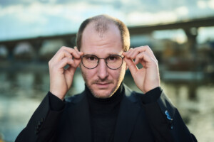 Portraitfoto Marco Wanda, der sein erstes Buch geschrieben hat und mit „Dass es uns überhaupt gegeben hat“ auf große Lesereise geht