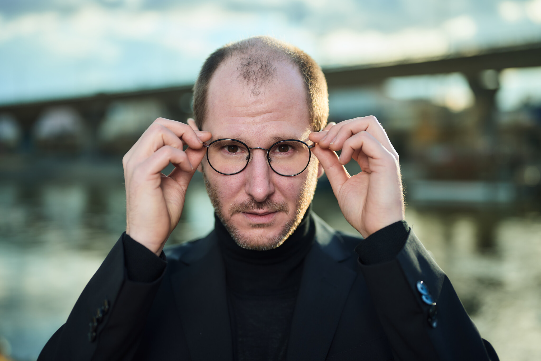 Portraitfoto Marco Wanda, der sein erstes Buch geschrieben hat und mit „Dass es uns überhaupt gegeben hat“ auf große Lesereise geht