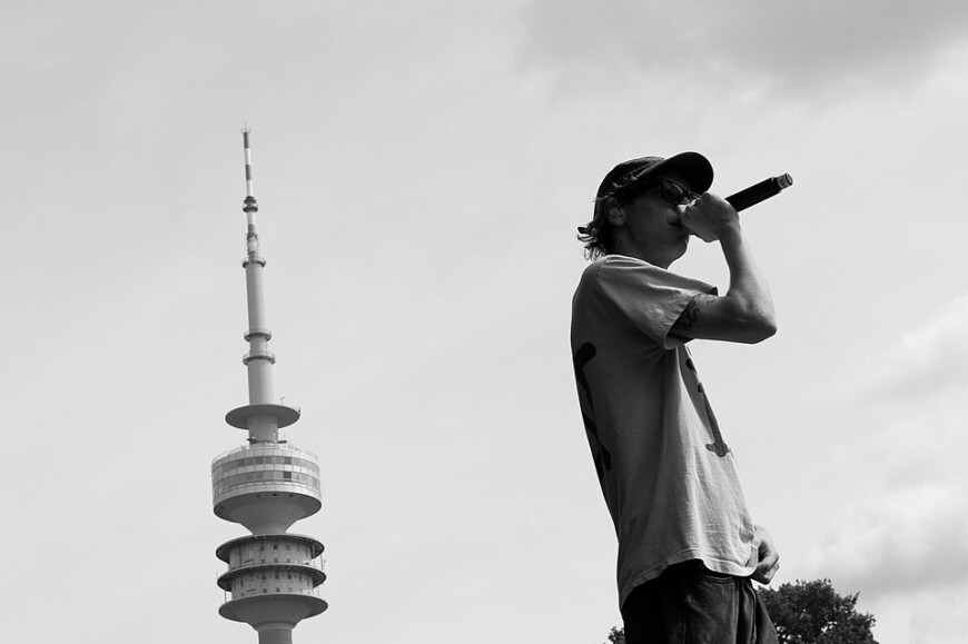 Der Musiker Makko, in schwarz weiß, auf dem superbloom Festival.